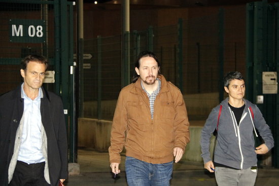 Podemos leader, Pablo Iglesias (in the middle), with Barcelona deputy mayor Jaume Asens and MP in Madrid Lucía Martín on October 19 after meeting Catalan jailed leaders in Lledoners prison (by Laura Busquets)